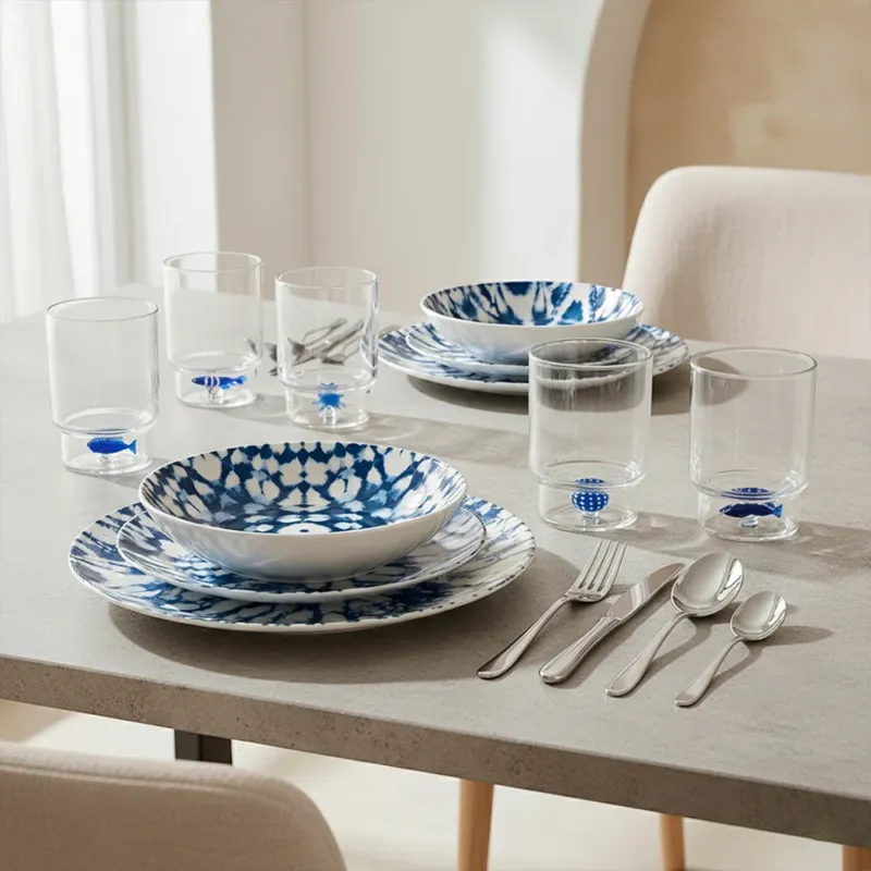 Set Servizio Piatti in Porcellana + Servizio Posate in Acciaio (Finitura Lucida) + Set Bicchieri (Decori Assortiti) Offerta Speciale