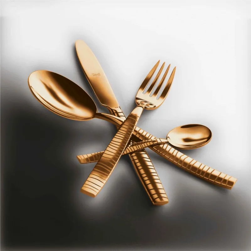 A Buon Prezzo Servizio 36 pezzi Tigre Oro in Acciaio Inossidabile, colore Oro, Lavorazione della supperficie con impiantazione di Titanio PVD MEPRA S.p.a.