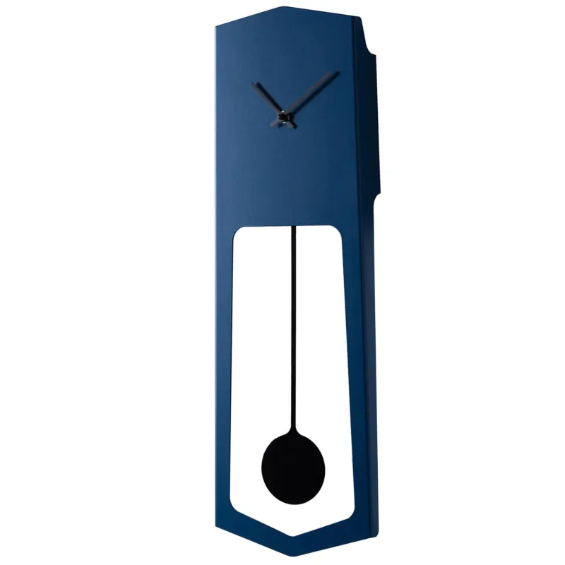 Popolare Orologio a Pendolo In Metallo Verniciato AIKA – Il Ritmo del Tempo Dimensioni 18×4,2× h 54 cm in Metallo verniciato design contemporaneo colore GREEN BLUE RAL 5001 Covo Design