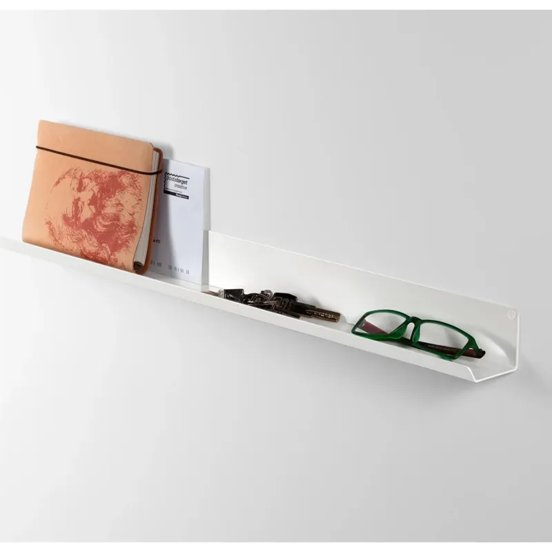 Mensola in metallo POCKET è una mensola in metallo da muro Minimal Dimensioni 40/60x5x h 5 cm Portata massima 15 kg costituita da un unico elemento in acciaio verniciato Bianco RAL 9003 D-segno Home Office 40 cm Prezzo Scontato