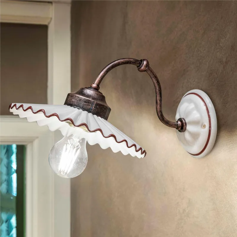 Nuova Collezione Applique da parete rustica in metallo e paralume in ceramica decorata a mano L‘AQUILA Dimensioni 23x31x h 18 cm peso 1,30 kg - Attacco Lampada E 27 Ferroluce