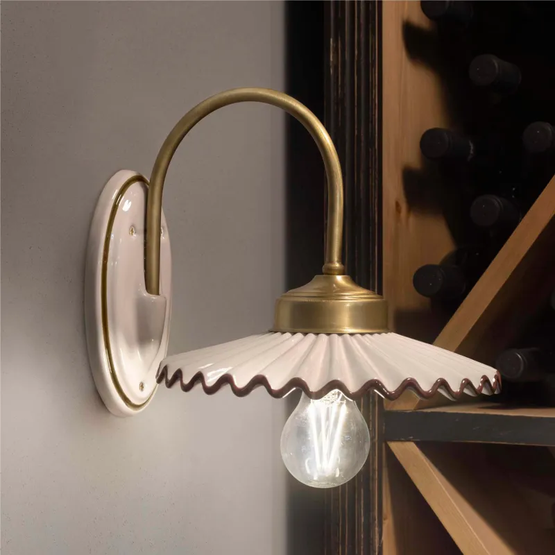 Applique da parete rustica in metallo e paralume in ceramica decorata a mano L‘AQUILA Dimensioni 21x26x h 23 cm peso 1,15 kg - Attacco Lampada E 27 Ferroluce Prezzo Ridotto