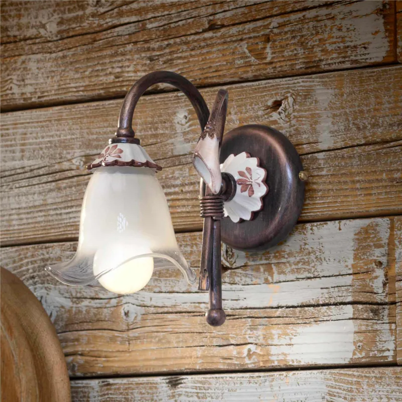 Prezzo Basso Applique Lampada da Muro montature anticate VICENZA Dimensioni 10x22x h20 cm peso 1,00 kg - Attacco Lampada 1 x max 60W E14 interno Finitura nero sfumato rame Ferroluce