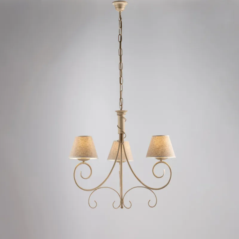 Lampadario Vienna in ferro laccato avorio con decorazione oro chiaro e paralumi in pvc effetto tessuto 3 luci, altezza 58 Cm, Cavo allungabile fino a 118 Cm, larghezza 52 Cm Be Light Offerta Lampo