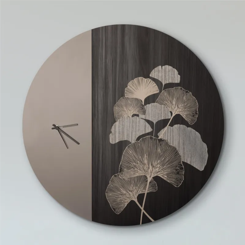 Orologio da tavolo in Metacrilato tagliato al laser Narita diametro 60 cm rappresenta i fiori di Gingko e le loro venature attraverso la marcatura laser I Dettagli Offerta Limitata