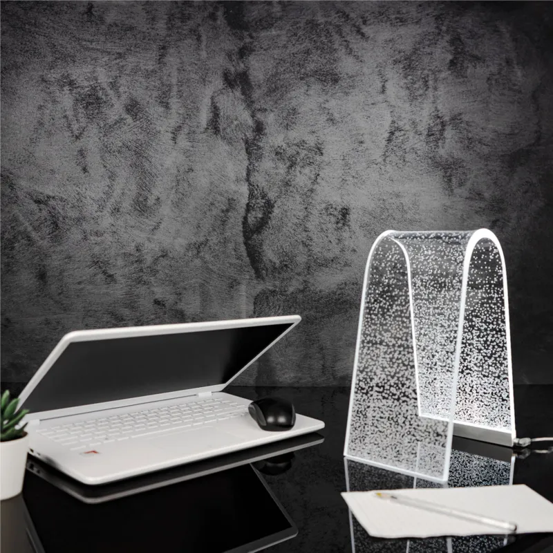 Acquista Ora Lampada da tavolo BIG ARC da tavolo Led C 19,5x13,5xh28 cm 24 Volt 2,5 W 18W/Mt- 6.000 K in plexiglas inciso acrilico trasparente luce calda Vesta