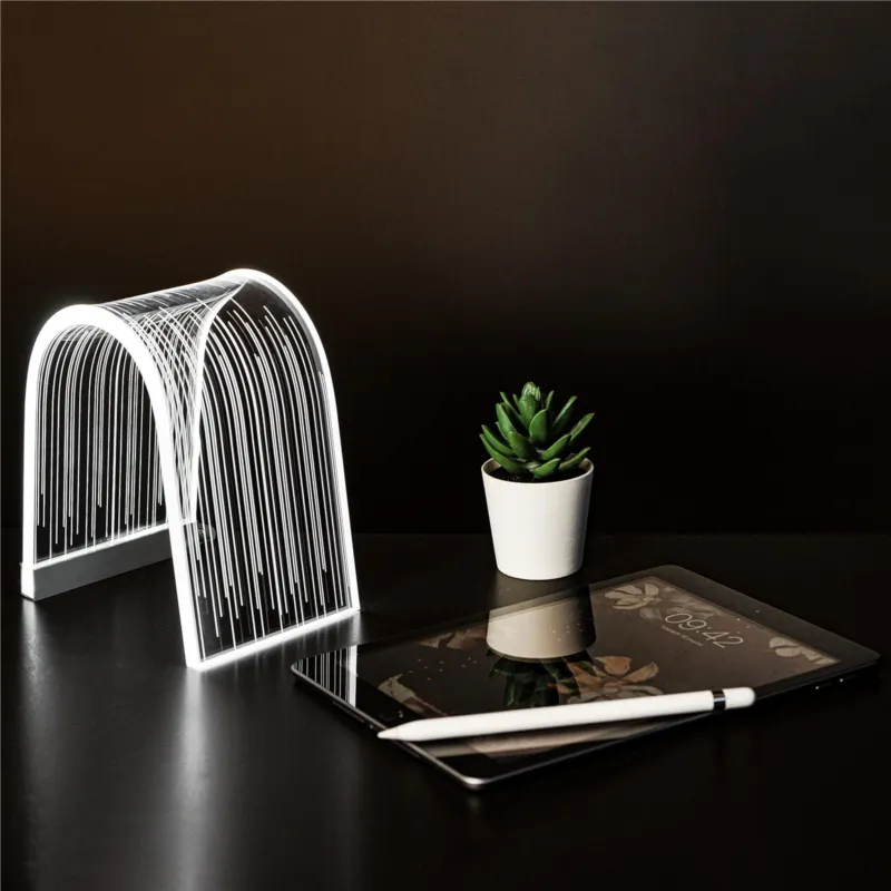 lampada piccola arc line, dimensioni 15,5x10,5xH17,5 cm, spessore 10 mm alla base luce calda Vesta Quantità Limitata