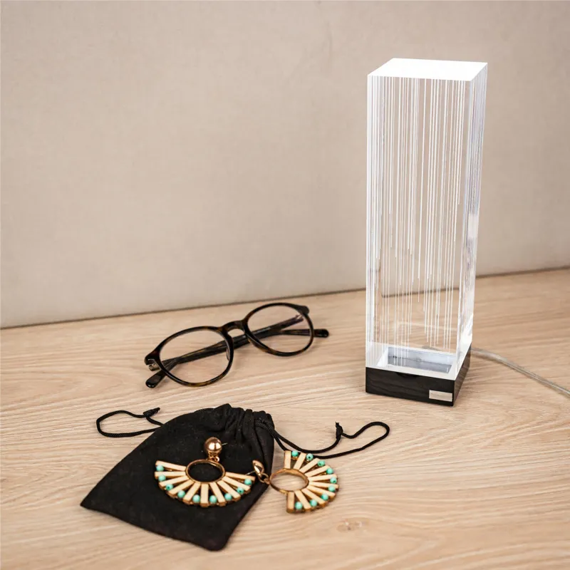 lampada block piccola da tavolo line, dimensioni 6x6xH20 cm, spessore 60 mm alla base luce calda Vesta Novità