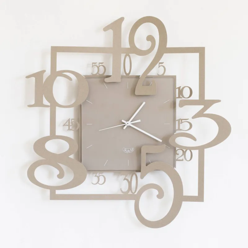 Non Perdere Orologio da parete è formato da due parti AMOS La prima è la base quadrata con una cornice sottile e numeri di forma irregolare in metallo, 50x5Px50h, quadrante in vetro Sabbiato colore Beige Arti e Mestieri